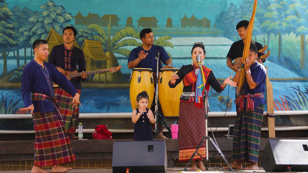 หมู่บ้านอีสานในฟาร์มฝรั่ง: จิม ทอมป์สัน สรวงสวรรค์ของคนรักมวลหมู่ไม้