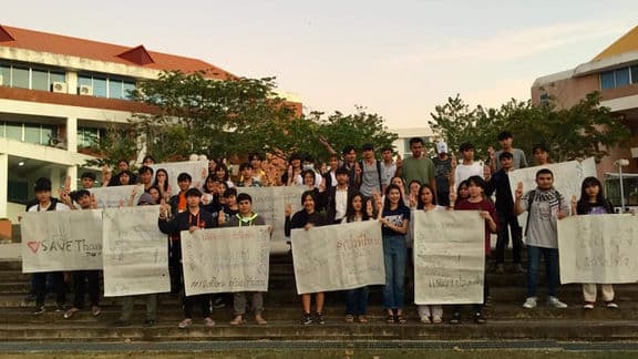 ลักลุง ! ลักลุงไปทิ้ง ! แนวร่วมนิสิต มมส. เพื่อประชาธิปไตย แสดงสัญลักษณ์สะท้อนการเมืองระดับชาติ