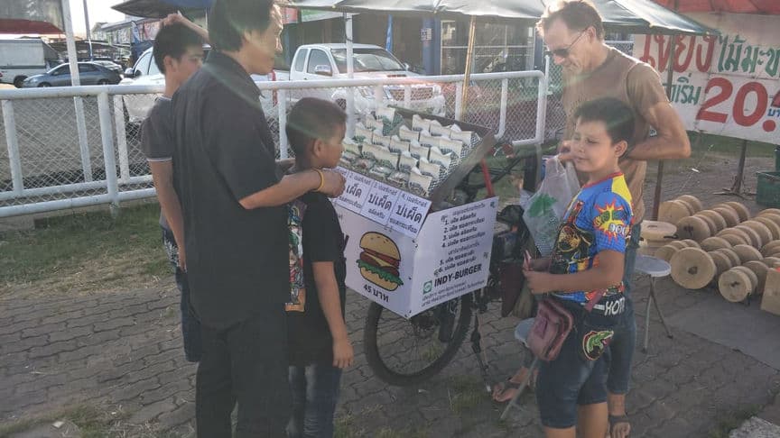 คนบ้านใด๋ (Human of Isaan) : วิน & จิมมี่ วาลราเวนส์ พ่อลูกขายเบอร์เกอร์หลังอานจักรยาน