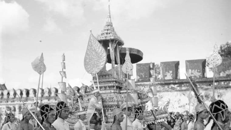 ครบรอบ 71 ปี งานพระบรมศพ ร.8 : ภาพที่ไม่เคยถูกเผยแพร่