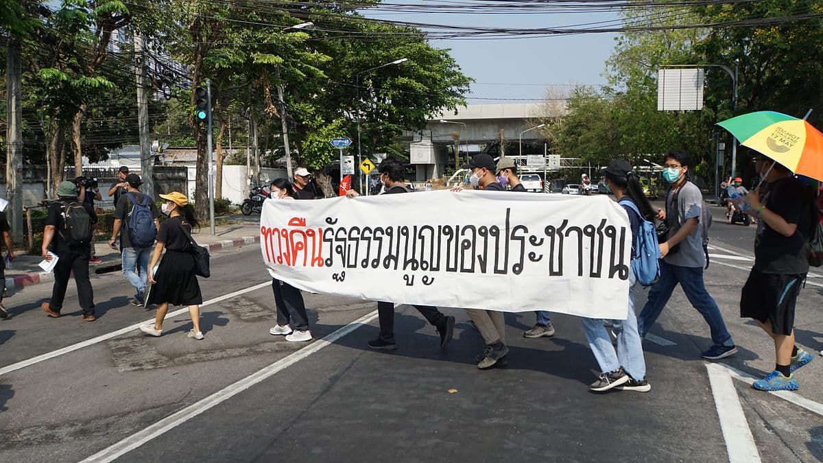 ไทบ้านจัดขบวนแห่ แกัรัฐธรรมนูญ ย่างฮอดสภา เรียกหา รธน. ที่ดีกว่า